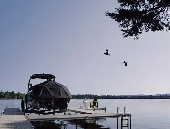 vente-produits-quais-elevateurs Bateau et quai illustrant la vente de produits nautiques par Quaibec