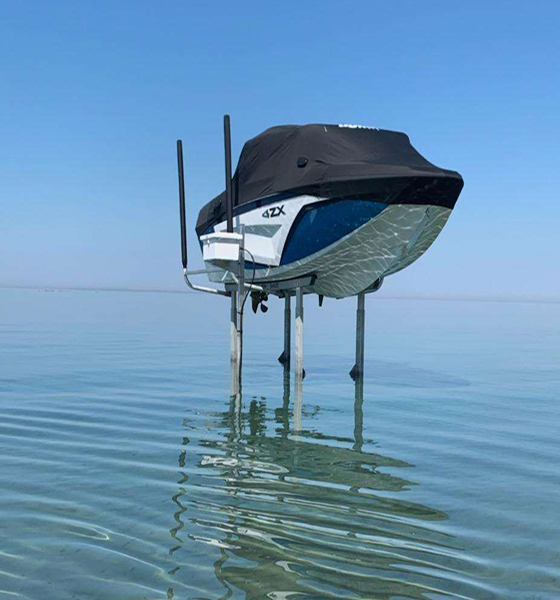 service-premiere-vague-bateau-elevateur Bateau sur élévateur illustrant le service Première Vague de Quaibec