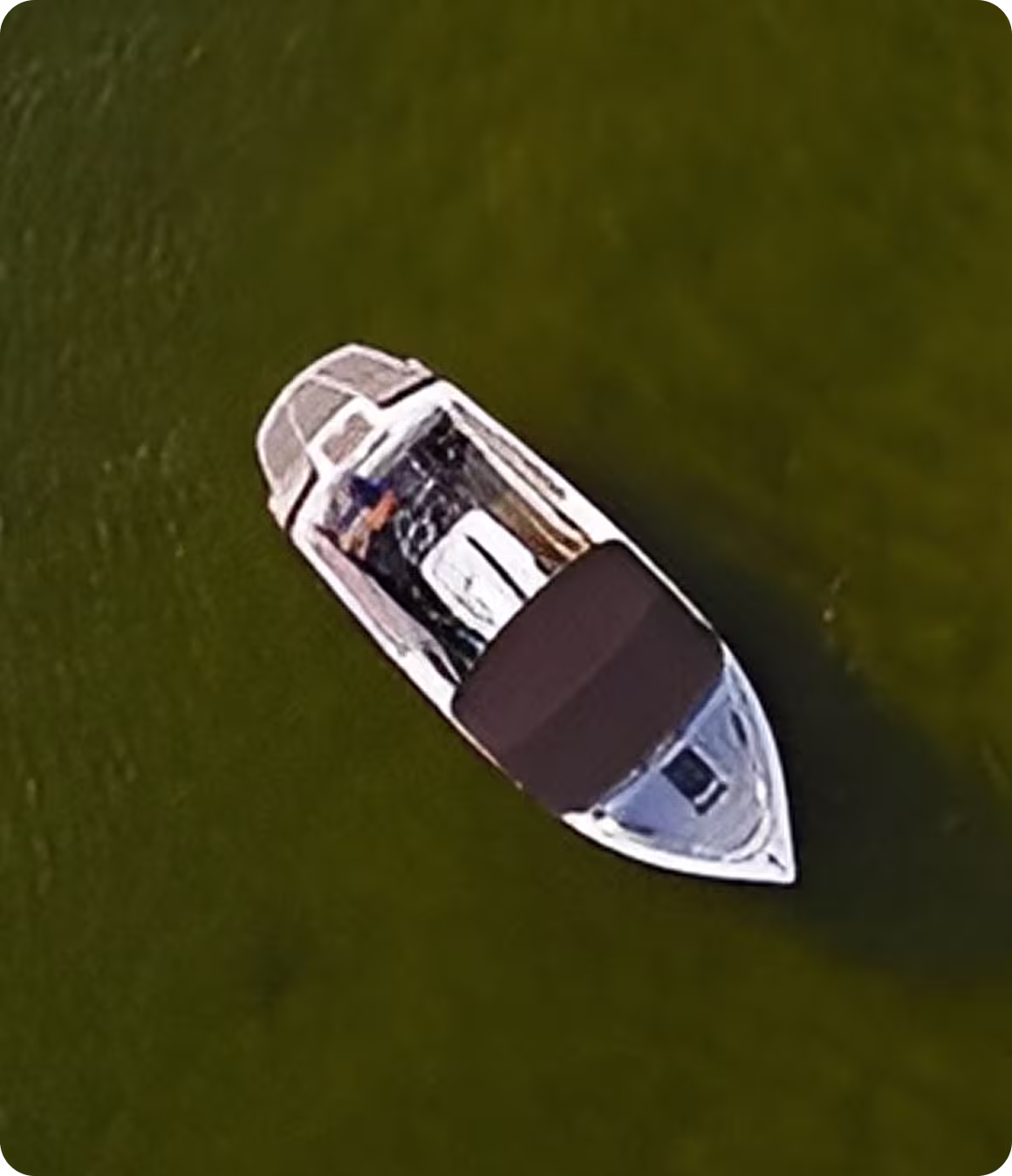 Vue aérienne d’un bateau sur le Lac-Simon illustrant la vie nautique
